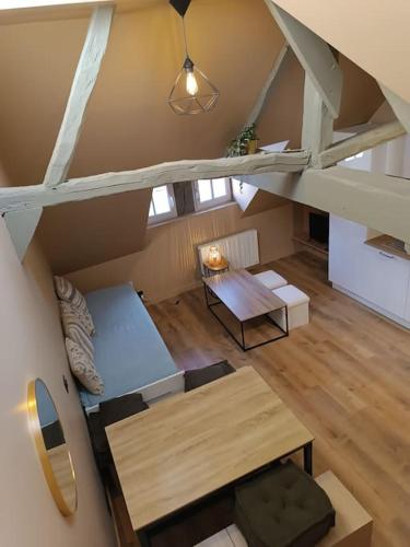 Cette chambre dispose d'une mezzanine. dans l'établissement Apt du Eau, à Rouen