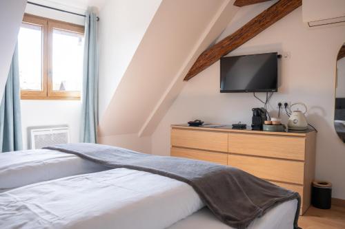 Postel nebo postele na pokoji v ubytování Chambre Pastis