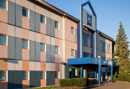 a hotel building with a sign in front of it at Hotel Ibis Budget Vichy in Bellerive-sur-Allier
