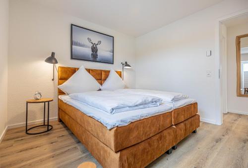 ein Schlafzimmer mit einem großen Bett mit weißer Bettwäsche in der Unterkunft Ferienwohnung Wiking-Koje 8 Schleswig in Schleswig