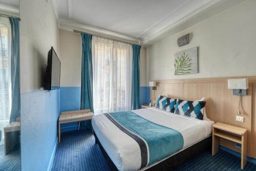 une chambre d'hôtel avec un grand lit et une fenêtre dans l'établissement Hotel Phenix Paris, à Paris