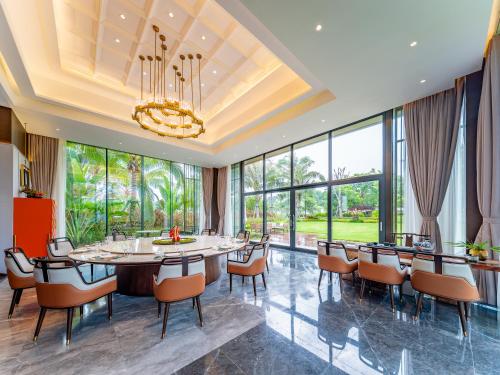 Restaurace v ubytování Holiday Inn Hainan Xiangshui Bay by IHG