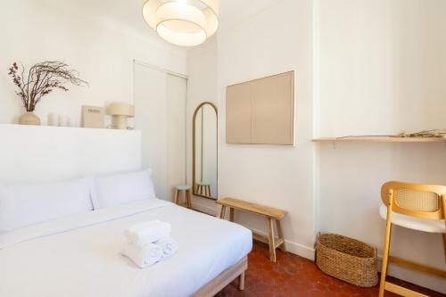 une petite chambre avec un lit et une chaise dans l'établissement 1BR Cosy 2min from Old Port | By Airnest, à Marseille