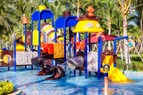Bazén v ubytování Holiday Inn Hainan Xiangshui Bay by IHG nebo v jeho okolí
