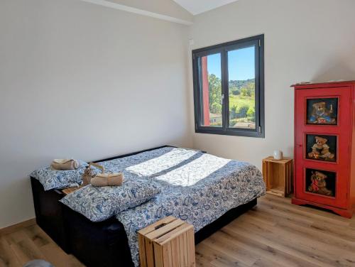 斯涅河畔奥日布Chambre spacieuse avec superbe vue et sdb privée的带床和窗户的卧室