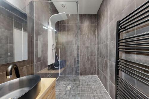 une salle de bain avec douche et lavabo dans l'établissement Bluestay 2 - Appartement au Cœur de Paris, à Paris