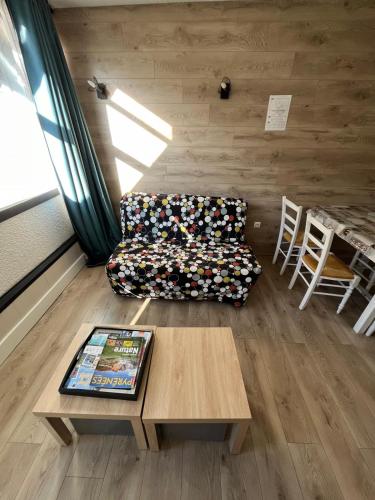 un salon avec un canapé et une table dans l'établissement Myrtilles II - 26, à Aragnouet