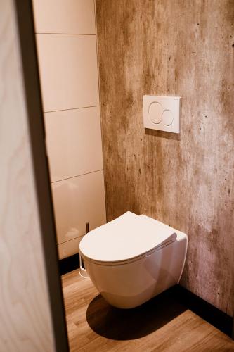 a bathroom with a white toilet in a room at Tiny house XXL in Bant