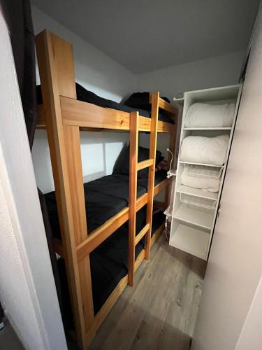 une chambre avec deux lits superposés dans une pièce dans l'établissement Studio sur Piau Engaly Ramondia, à Le Plan
