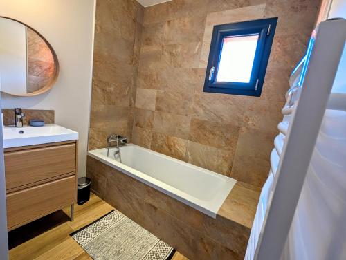 斯涅河畔奥日布Chambre spacieuse avec superbe vue et sdb privée的带浴缸和水槽的浴室