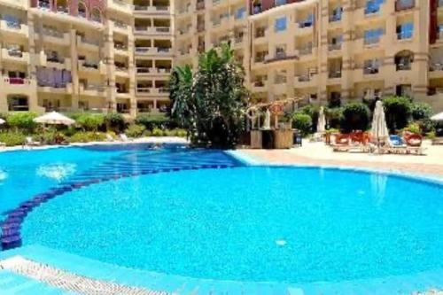 Piscine de l'établissement Chic Studio with Modern Comforts ou située à proximité