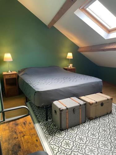 - une chambre avec un lit, deux tables et deux lampes dans l'établissement La petite maison du chineur, à Vincelles