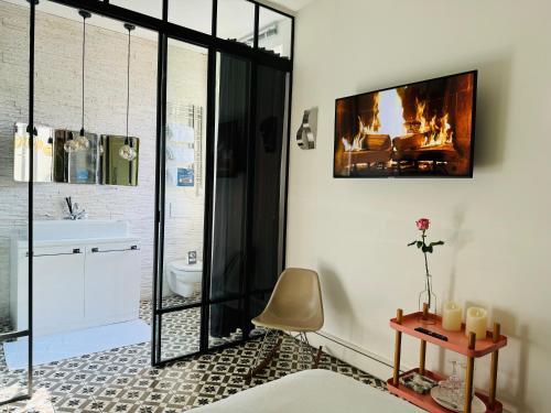 La salle de bains est pourvue d'une cheminée et d'un lavabo. dans l'établissement MONTMARTRE ROMANTIC, Bed & Breakfast - Paris, à Paris