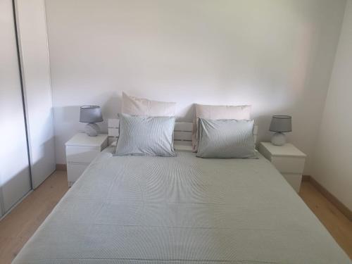 une chambre avec un lit avec deux tables et deux lampes dans l'établissement La petite joux - RESV 24h à l'avance, à Valleiry