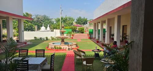 a courtyard with a fountain in the middle of a yard at The Vanashv in Tehla