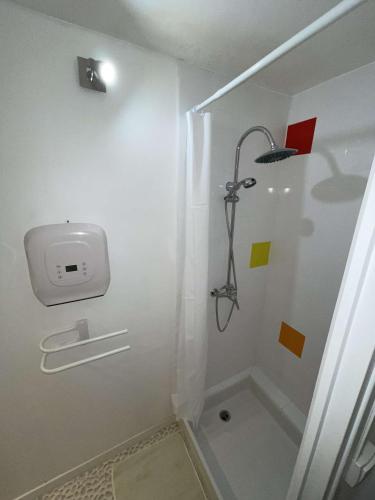 La petite salle de bains est pourvue d'une douche. dans l'établissement La suite, à Béziers