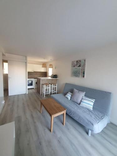 Photo de la galerie de l'établissement Joli appart à 100m de la mer, jardin et piscine, à Fréjus