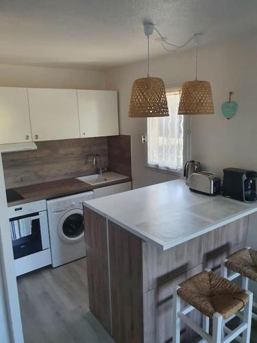 Photo de la galerie de l'établissement Joli appart à 100m de la mer, jardin et piscine, à Fréjus