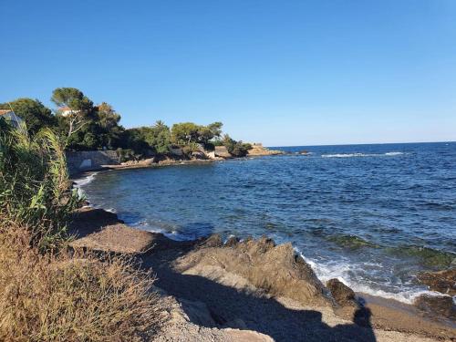 Photo de la galerie de l'établissement Joli appart à 100m de la mer, jardin et piscine, à Fréjus
