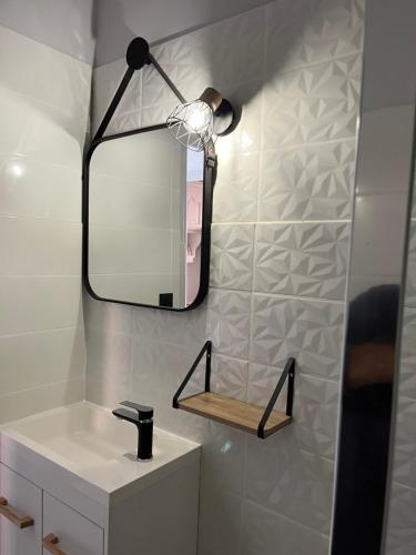 une salle de bain avec un miroir et un lavabo dans l'établissement Résidence Cap de l esterel, à Hyères