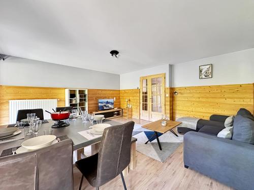 un salon avec une table et un canapé dans l'établissement HOC01 - Appartement 6 personnes proche skibus, aux Carroz d'Arâches