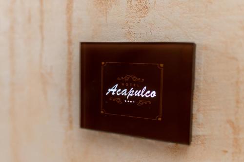 Acapulco Hotelに飾ってある許可証、賞状、看板またはその他の書類
