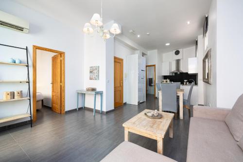 Holidays2Malaga Dos Aceras in Old Town & High Speed Wifi