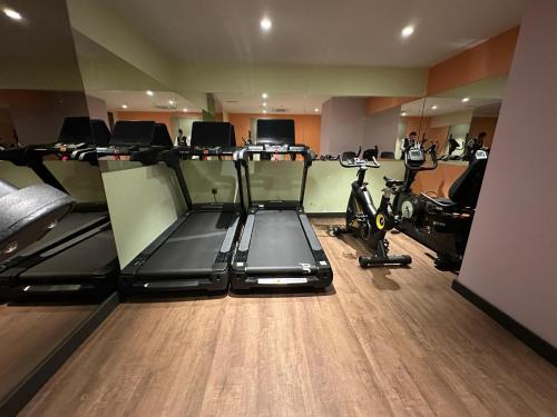 a gym with several treadmills and exercise bikes at Sile Gonen Hotel in Sile