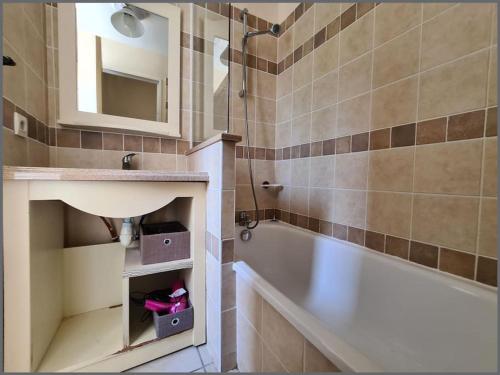 Ένα μπάνιο στο Appartement Grospierres Ardèche