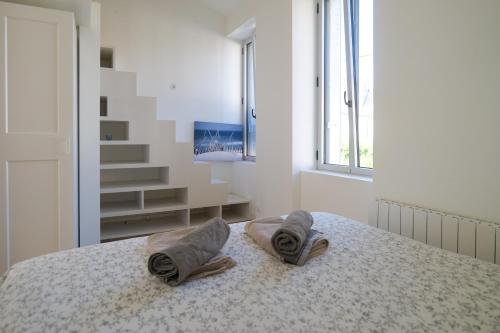 une chambre avec un lit avec des serviettes dessus dans l'établissement Maison sablaise rénovée avec goût, idéalement située, proche plage et commerces quartier Arago Les Sables - 6 personnes, à Les Sables-dʼOlonne