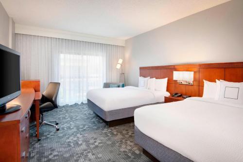 Courtyard by Marriott Savannah Midtownにあるベッド