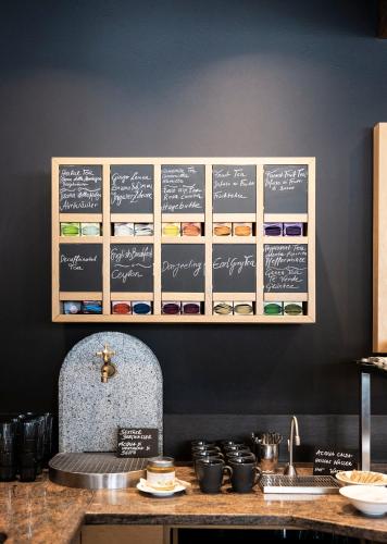 een keuken met een aanrecht en een muur met schoolborden bij Family Resort Rainer Sexten in Sesto