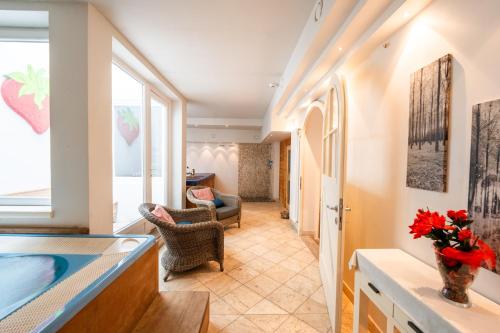 łazienka z wanną i salon w obiekcie Hotel Relais Vecchio Maso w Trydencie