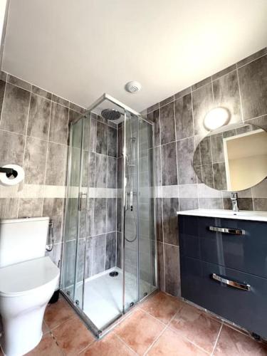 une salle de bain avec toilettes et douche en verre dans l'établissement Les chambres de la bastide - 303, à Carcassonne