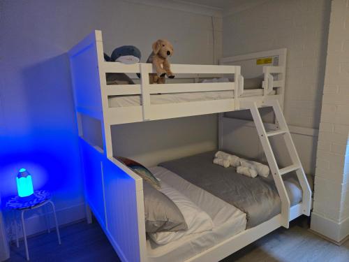 Una cama o camas en una habitación de The Nautilus at Lake Macquarie