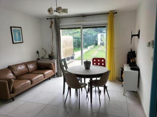 un salon avec une table et un canapé dans l'établissement Chambre à Antony proche Orly aéroport, à Antony