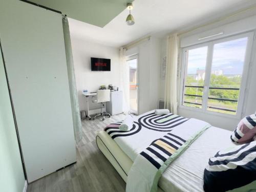 une chambre avec un grand lit et une fenêtre dans l'établissement Chambre à Antony proche Orly aéroport, à Antony