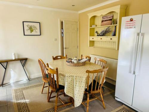 Kuchyň nebo kuchyňský kout v ubytování Snowdonia coastal getaway ideal for groups up to 6