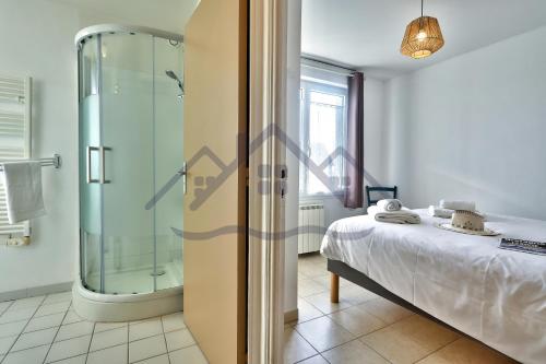 Ένα μπάνιο στο LocaLise - B02- Appartement vue mer - Plage et centre à pied - Balcon - Wifi inclus - Draps inclus - Animaux bienvenus