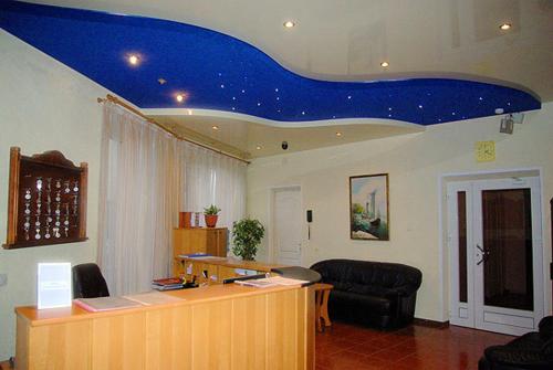 a living room with a blue painted ceiling at Baltiyskaya Korona in Zelenogradsk