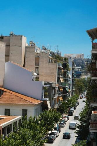 Vibrant Retreat - Funky Style and Acropolis View