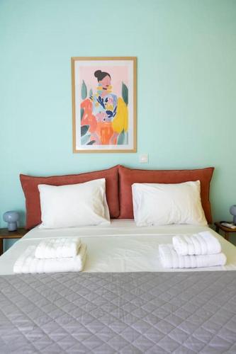 Vibrant Retreat - Funky Style and Acropolis View