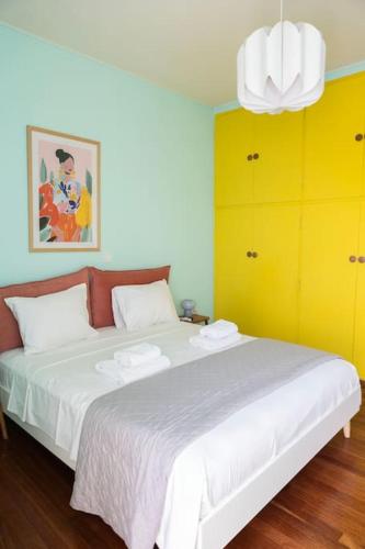 Vibrant Retreat - Funky Style and Acropolis View