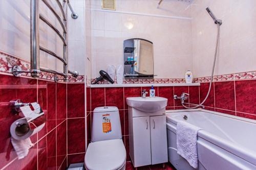 ein Badezimmer mit Toilette, Waschbecken und Badewanne in der Unterkunft Комфортные апартаменты в центре города, Евро однушка #19 in Almaty