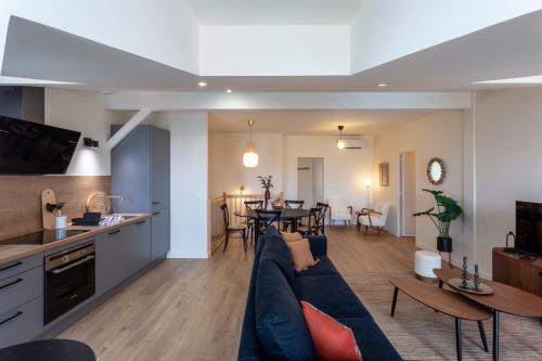 un salon avec un canapé bleu et une table dans l'établissement Full Loft, à Toulouse