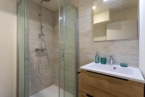une salle de bain avec un lavabo et une douche dans l'établissement Full Loft, à Toulouse