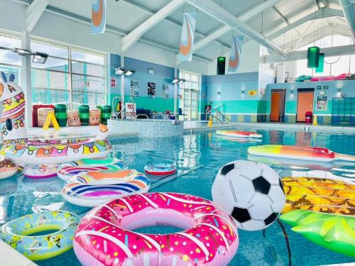 ハートルプールにあるSea View at Crimdon Dene Holiday Parkの水中サッカーボール付きのスイミングプール