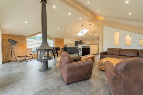 - un salon avec un canapé et une cuisinière dans l'établissement Maison neuve- 5 minutes du lac, à Saint-Jorioz