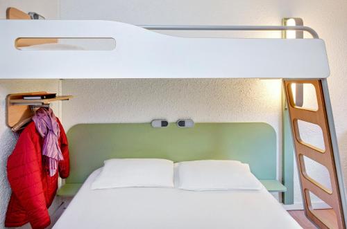a bedroom with a bed and a bunk bed at Hotel Ibis Budget Vichy in Bellerive-sur-Allier