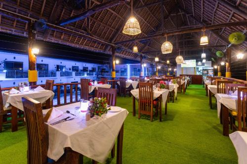 Un restaurante u otro lugar para comer en Canary Hotel & SPA